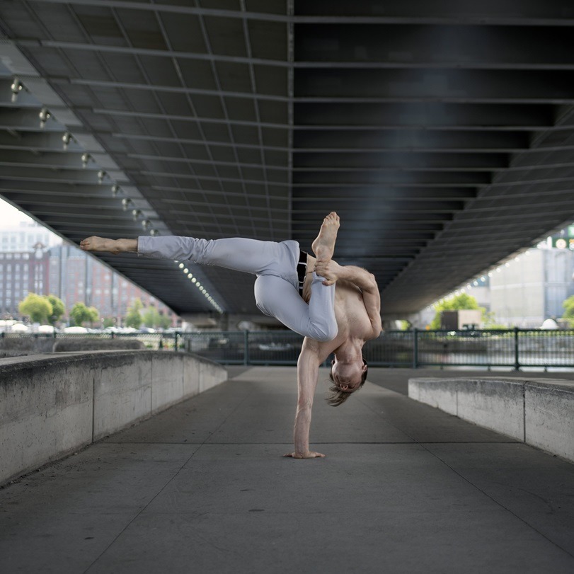 Joel Herzfeld handbalancing